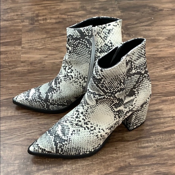 Qupid Shoes - Snakeskin print ankle booties